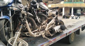 Le prendió fuego a su moto para que no la inmovilizaran y así quemada la subieron a la grúa
