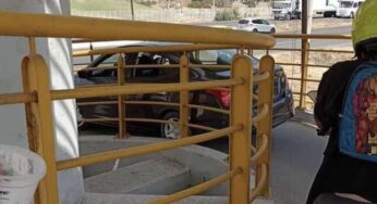 Metió el carro por el puente peatonal y quedó atascado