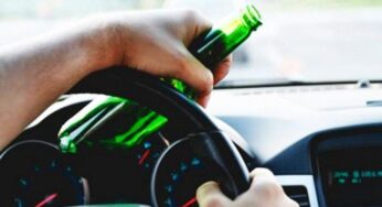 Conductor ebrio se bajó del carro y salió corriendo para evadir la prueba de alcoholemia