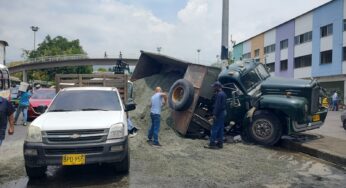 Volqueta se quedó sin frenos y quedó volcada en pleno centro de Cali