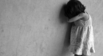 Como castigo, le arrojó alcohol y le prendió fuego a su hija de 4 años