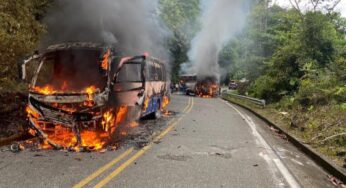 Quemaron dos buses de transporte público en vías del Chocó