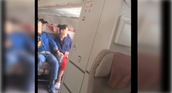 VIDEO: Un hombre abrió la puerta de un avión en pleno vuelo
