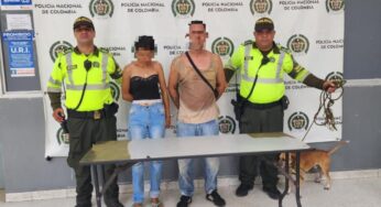 Capturan a pareja que arrastraba a un perrito con una soga en moto