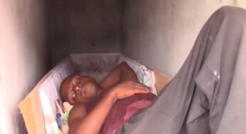 ¡Lleva un año durmiendo en un ataúd! Hombre vive en un cementerio de Colombia