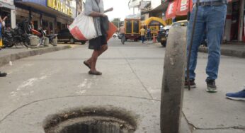 En el barrio Obrero de Cali salen las personas de las alcantarillas