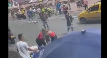 VIDEO: Pelea entre mujeres y un hombre frente a la sede de la Fiscalía