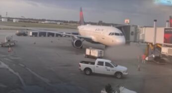 Impactante: trabajador de un aeropuerto fue succionado por el motor de un avión