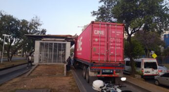 Tractomula invadió el carril de 'Solo bus' y dañó estación del MÍO
