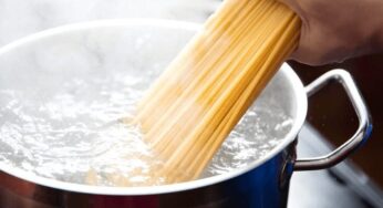 Si usted es de lo que siempre agrega aceite al cocinar la pasta, ha venido cometiendo un error