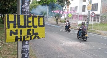 ¡Se tenía que decir y se dijo! Con contundente letrero vecinos de la Calle 16, al sur de Cali, se quejan por tremendo hueco