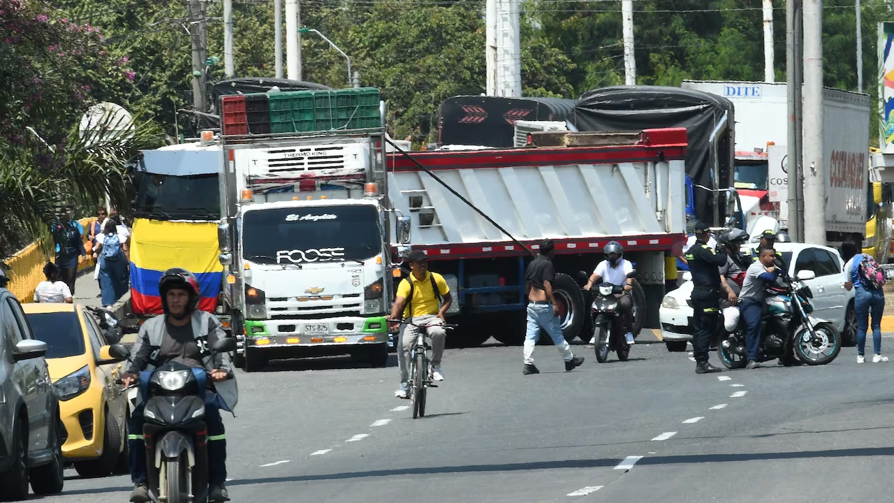 Representantes de los camioneros se disculparon con los colombianos por