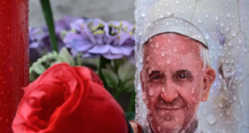 Aunque admirado por su sencillez y sus reformas, el pontífice generó divisiones dentro de la Iglesia por su postura frente a los abusos sexuales, la diversidad LGTBI, la igualdad de género y la reorganización del poder en el Vaticano. | Foto: AFP